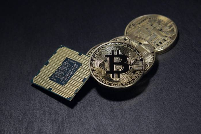 La caída del índice Nikkei (bolsa de valores de Japón) (12.4%) y la situación económica de Estados Unidos ha generado que el mercado de las criptomonedas se vea resentido.