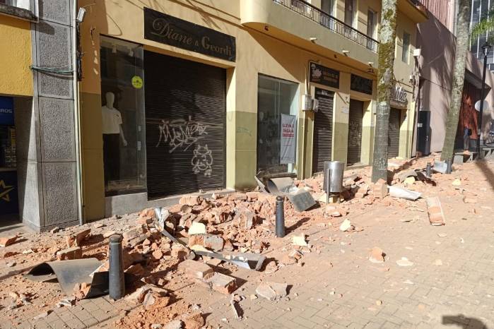 Debido a la magnitud del evento, exíste la posibilidad de nuevos movimientos, por lo que las autoridades mantienen el monitoreo de la actividad sísmica.