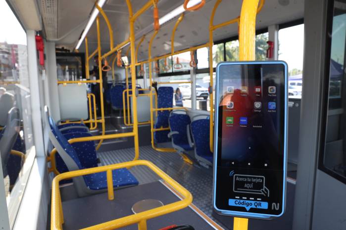La tecnología de estos buses también contribuye a la seguridad de peatones en áreas de alta densidad como el Casco Antiguo.