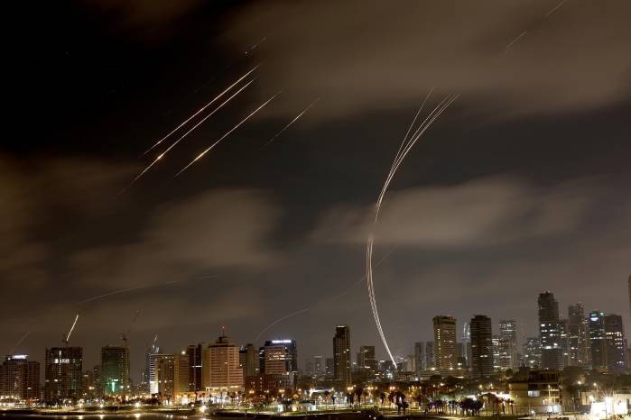 La Cúpula de Hierro, el sistema de defensa aérea israelí, intercepta misiles disparados desde Irán, sobre Tel Aviv, Israel, el 18 de junio de 2025. Israel e Irán han estado intercambiando fuego desde que Israel atacó a Irán el 13 de junio de 2025 como parte de la operación ‘Rising Lion’.