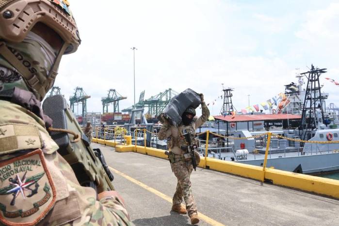 En coordinación con la Fiscalía de Drogas de la provincia de Panamá, los dos aprehendidos y los indicios fueron trasladados a una base naval.