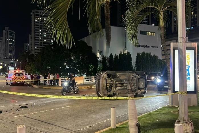 Un auto quedo volcado en plena vía.