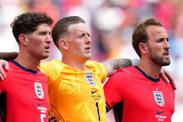 Los jugadores de la selección de Inglaterra, John Stones (izq.), Jordan Pickford.