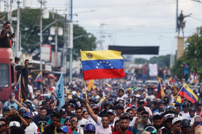 Simpatizantes de la líder opositora venezolana María Corina Machado, participan de un recorrido de campaña presidencial en Guanare, estado Portuguesa.