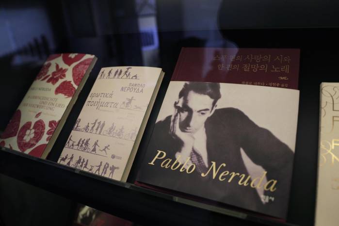 Fotografía que muestra libros en la biblioteca de casa museo La Chascona con ediciones de Pablo Neruda, el 6 de junio 2024, en Santiago (Chile).