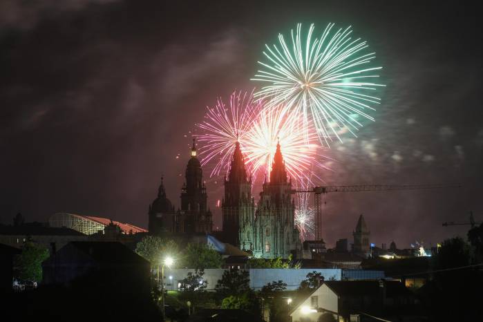 Fotografía donde se observan fuegos artificiales este jueves, durante las celebraciones de las fiestas al Apóstol Santiago en Santiago de Compostela (España).
