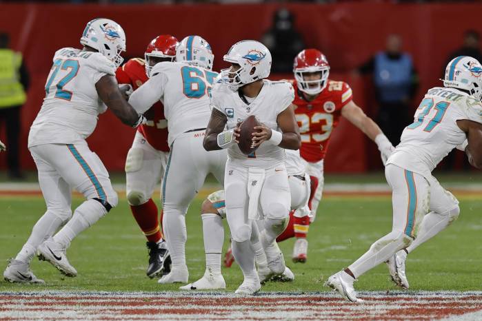 Fotografía de archivo en la que se registró al mariscal de campo de los Dolphins de Miami, Tua Tagovailoa (c), durante un partido de la NFL, quien sumó 293 yardas (24 de 37), dio un pase de anotación y sufrió una captura sin intercepciones en el triunfo de su equipo 22-20 sobre los Cowboys de Dallas.
