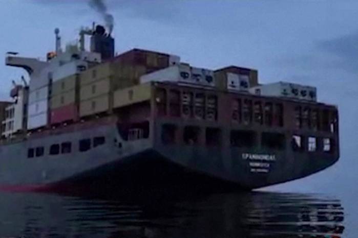 Esta captura de pantalla, tomada de un video sin fecha publicado por la Guardia Revolucionaria de Irán y facilitado por la radiotelevisión estatal iraní este 23 de abril de 2026, muestra a un buque portacontenedores intentando cruzar el estrecho de Ormuz en medio de una operación de las fuerzas navales.