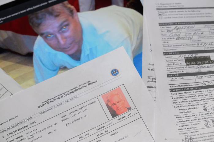 Copias impresas de documentos publicados por el Departamento de Justicia de Estados Unidos en relación con casos judiciales que involucran al fallecido financiero y delincuente sexual condenado Jeffrey Epstein se observan en esta foto ilustrativa tomada en Bruselas, Bélgica, el 19 de febrero de 2026.