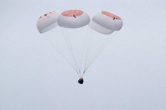 Los tripulantes, a bordo de una cápsula Dragon de la empresa del magnate Elon Musk, llegaron al mar cerca de las 8:33 a.m. horas del Pacífico estadounidense.