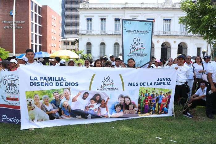 Con música, animación y banderas panameñas, los asistentes comenzaron a reunirse desde horas de la tarde