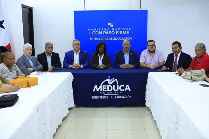 La reunión entre las autoridades y los 12 dirigentes magisteriales comenzó a las 12:30 p.m.