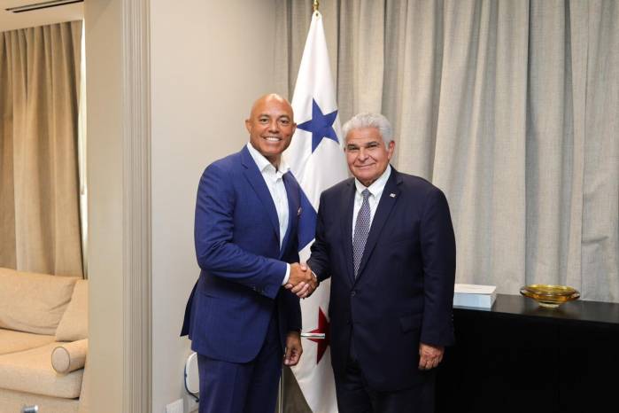 El exjugador de la MLB, Mariano Rivera (izq.) y el presidente de la República de Panamá, José Raúl Mulino.