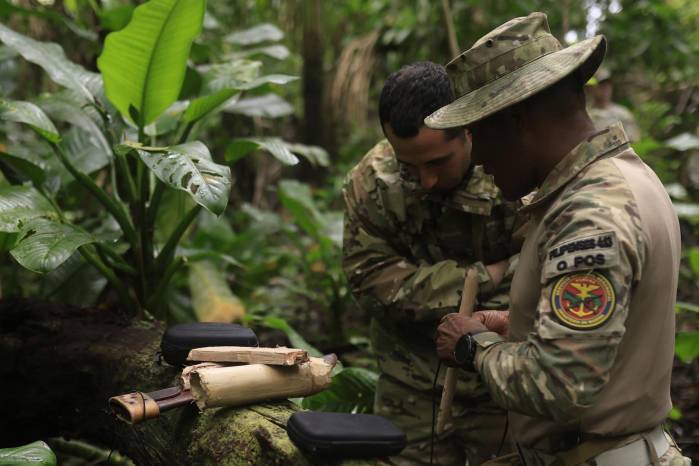 Integrantes de las tropas de Estados Unidos y Panamá participan en un entrenamiento este viernes, en inmediaciones a la Base Aeronaval Almirante Cristóbal Colón, en Sherman (Panamá).