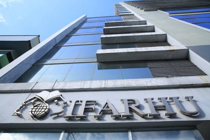 El mandatario señaló que los fondos recuperados se destinarán exclusivamente a nuevas becas para estudiantes de familias con ingresos menores a 1,500 dólares mensuales.