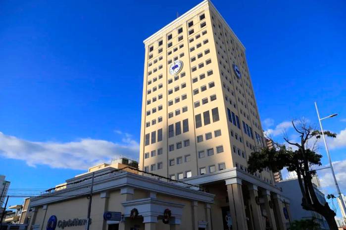 Sede central de la Caja de Ahorros, entidad que anunció la ampliación del acceso a créditos para funcionarios del Ministerio de Salud con contratos temporales.