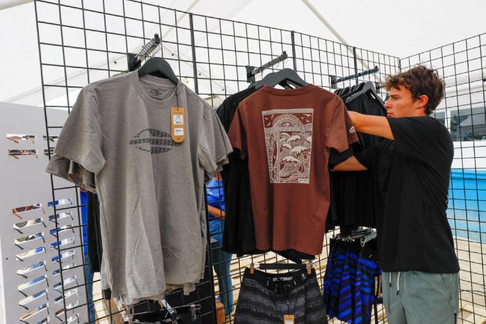 Exposición de indumentaria y artículos deportivos de Mormaii en La Playita de Las Garzas.