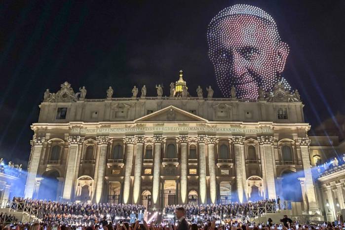 Karol G llevó este sábado su ritmo y su voz a la monumental Plaza de San Pedro del Vaticano, en un insólito concierto con otros artistas por la fraternidad humana que iluminó el cielo romano con drones que tomaron la forma de obras de arte de la cristiandad y hasta del difunto papa Francisco.