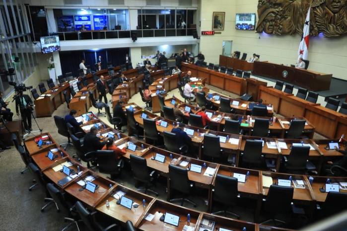 Tras la suspensión, la sesión quedó postergada para el día de mañana martes.