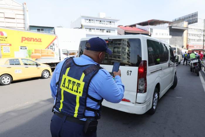 Operativo conjunto entre la ATTT y la Junta Comunal de Santa Ana para liberar los accesos peatonales en el centro de la ciudad de Panamá.