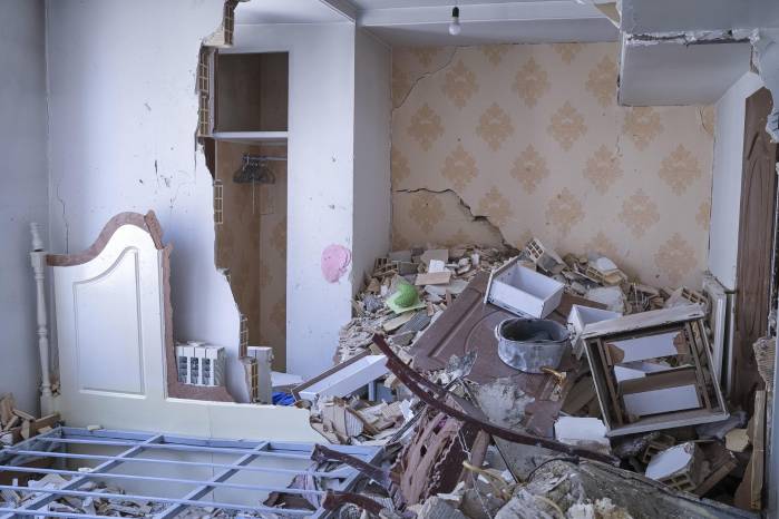 Habitación destrozada tras ser impactada por un proyectil israelí en Teherán.
