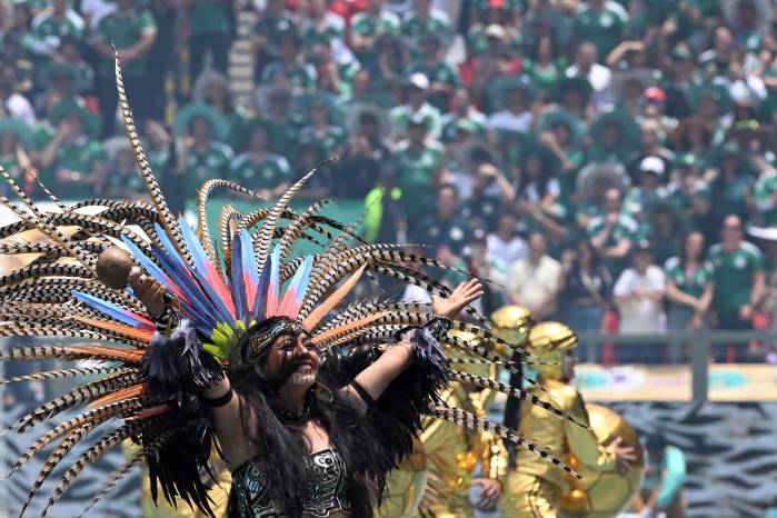 El orgullo latino se dejó ver en todo momento. El espectáculo en el Estadio Azteca de México quiso homenajear a las culturas del México prehispánico.