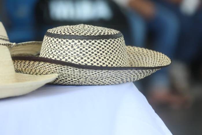 Existen variantes del modelo original, algunos artesanos confeccionan sombreros de distintos colores.