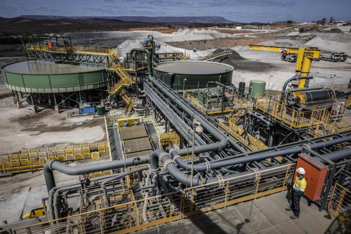 La industria minera de Brasil, con un importante peso en las exportaciones del país, se debate entre el impulso de iniciativas verdes en el sector y proyectos de ley que podrían acercarla más al colapso ambiental que a un papel activo en la transición energética.