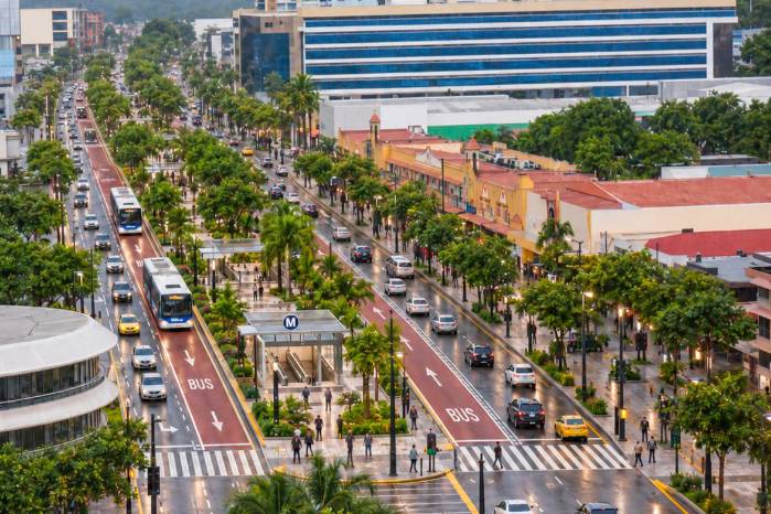 Imagen ilustrativa modificada con inteligencia artificial en el entorno El Dorado. Representa una interpretación de la estación de metro y propuesta conceptual de carriles exclusivos para autobuses. No corresponde a un diseño oficial del proyecto.