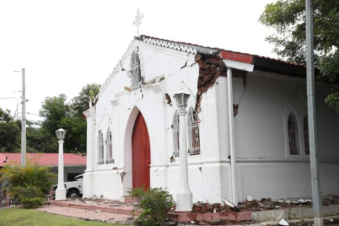 Templos afectados, imágenes rotas y daños estructurales marcan las secuelas del terremoto en el interior, mientras sacerdotes transmiten mensajes de esperanza a sus comunidades.