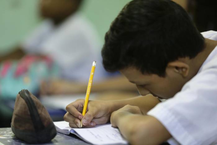 Fotografía de archivo que muestra un estudiante mientras asiste a clase en la escuela bilingüe Severino Hernandez, en Ciudad de Panamá (Panamá).