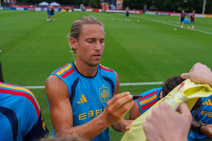 Marcos Llorente de España firma autógrafos durante un entrenamiento del pasado Mundial.