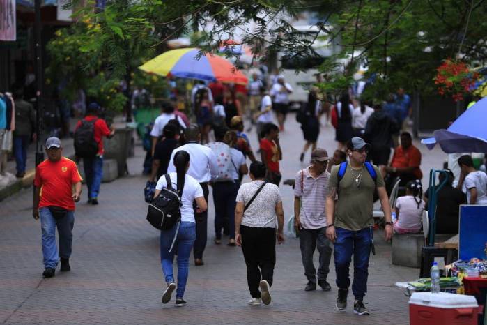 Personas caminando por la Avenida Centra en una imagen de archivo. Los acuerdos directos buscan solucionar reclamos por bienes y servicios sin necesidad de querellas judiciales.