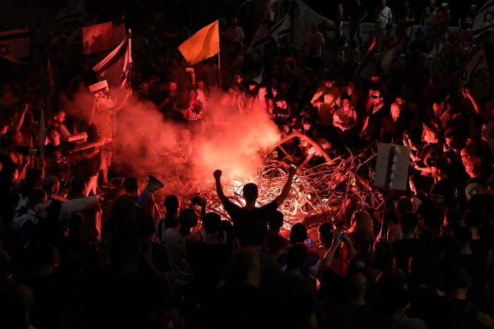 Manifestantes que apoyan a las familias de los rehenes israelíes retenidos por Hamás en Gaza encienden hogueras mientras bloquean la carretera principal de Ayalon, durante una protesta en Tel Aviv, Israel, el 1 de septiembre de 2024.