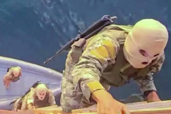 Esta captura de pantalla tomada de un video sin fecha, difundido por la Guardia Revolucionaria de Irán (IRGC) y divulgado a través del canal estatal iraní (IRIB) el 23 de abril de 2026, muestra a fuerzas navales de la IRGC presuntamente abordando un buque que intentaba cruzar el Estrecho de Ormuz.