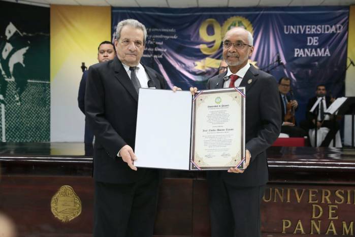 Autoridades del organismo electoral universitario hacen entrega del documento de proclamación tras validar el 55.64% de los votos ponderados.