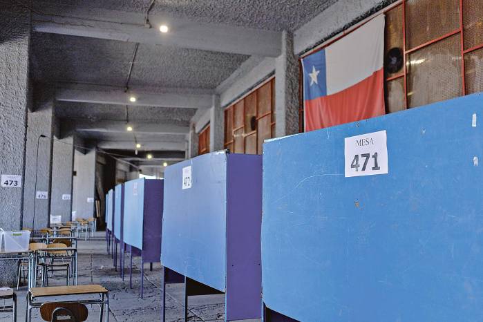 Fotografía que muestra mesas de votación previo a las elecciones presidenciales de Chile.