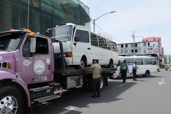 Remoción y sanción de vehículos particulares estacionados indebidamente sobre las aceras peatonales de la Avenida Ancón.