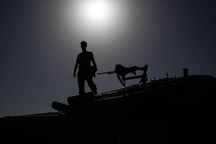 Imagen de archivo de un soldado israelí sobre un tanque de batalla. EFE/EPA/CHRISTOPHE PETIT TESSON