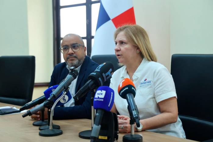 La ministra de Gobierno, Dinoska Montalvo (derecha), junto al entonces director general del Sistema Penitenciario, Jorge Torregroza, quien presentó su renuncia al cargo, según informó la entidad este 19 de junio.