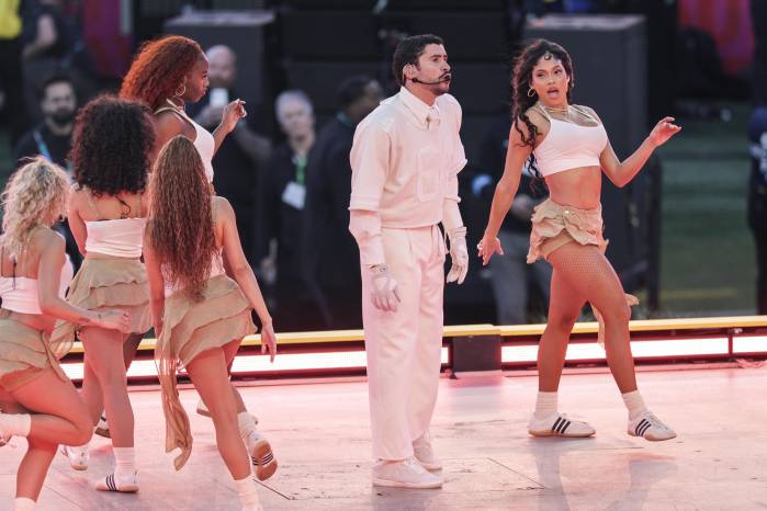 SANTA CLARA (United States), 09/02/2026.- Bad Bunny (C) performs during the Apple Music Super Bowl LX Halftime Show at Levi’s Stadium in Santa Clara, California, 08 February 2026. The New England Patriots are facing the Seattle Seahawks in Super Bowl LX. EFE/EPA/CHRIS TORRES