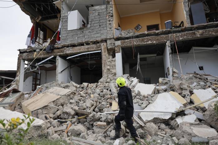 Un socorrista observa una edificación afectada por el terremoto de magnitud 7,7 que sacudió el sureste de Panamá, con una profundidad de 10 kilómetros y generó daños en varios edificios y carreteras cercanas a la localidad de Tonosí, epicentro del temblor, este viernes en Penonomé, Panamá.