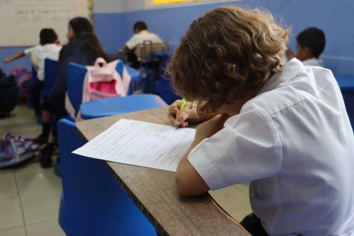 De acuerdo a docentes, el decreto 56 del 2025 es responsable de la falta de profesores en especialidades como Química, Física, Matemáticas, entre otras.