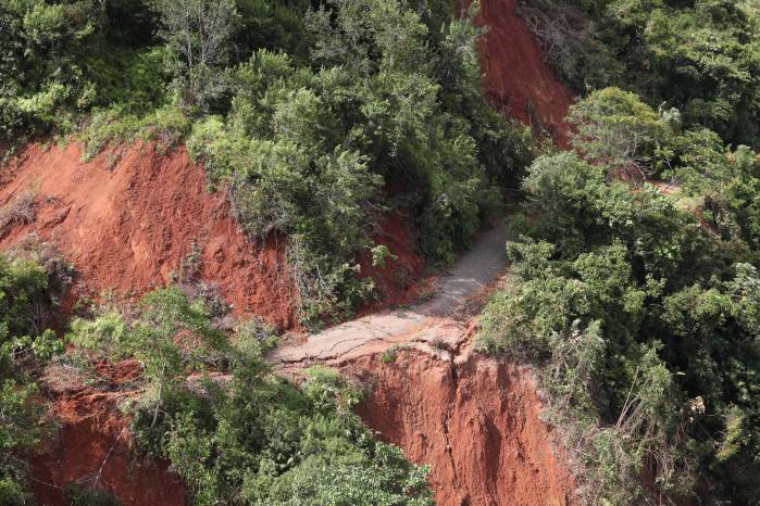 Los caminos afectados por el terremoto dificultaron el acceso a comunidades apartadas de Mariato, en Veraguas. Ubaldino conocía la ruta y decidió llegar hasta sus vecinos montado en Canelo.