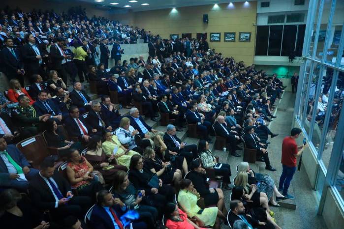 Funcionarios de distintas instituciones ocuparon la mayoría de los asientos reservados en las graderías y siguieron la sesión con reacciones que, por momentos, hicieron sentir un segundo pleno dentro del hemiciclo.