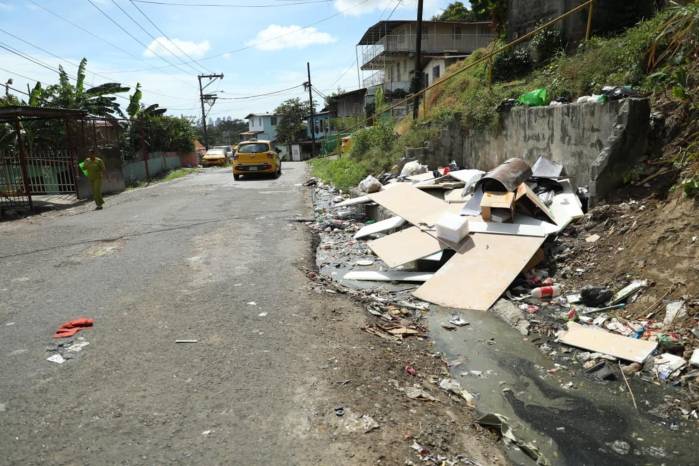 La crisis de la basura en San Miguelito escala a un pulso político y legal. La AAUD asegurara que su ingreso evitó una emergencia sanitaria.