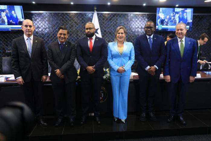 La presidenta de la Asamblea Nacional, Shirley Castañedas junto a los integrantes de la Comisión de Economía y Finanzas durante su acto de juramentación.