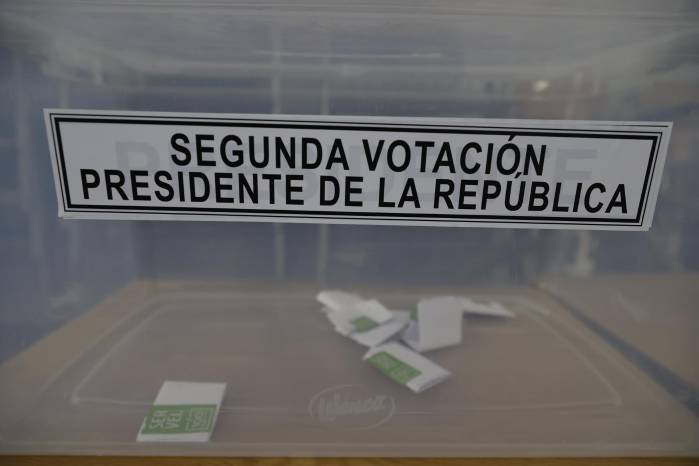 Fotografía de una urna este domingo, durante la segunda vuelta presidencial en Chile en Paine (Chile). La segunda vuelta presidencial en Chile escogerá entre Jeannette Jara y José Antonio Kast al sucesor del progresista Gabriel Boric.