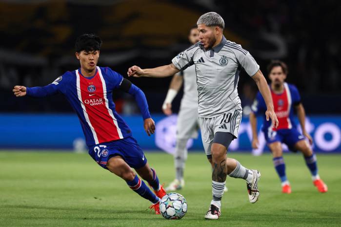 El futbolista panameño, Cristian Martínez (der.) en su debut en la Champions League ante el PSG.
