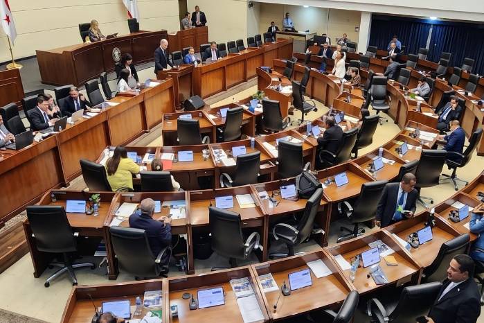 El debate se desarrolla en un ambiente de sesión permanente, reflejando la tensión entre el Ejecutivo y las bancadas.